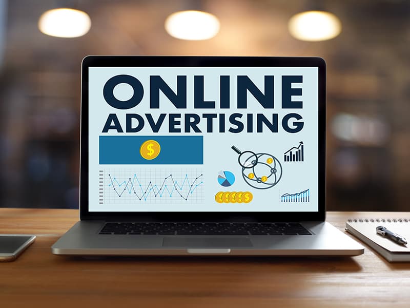 Online adverteren laptop met grafieken